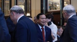 Menteri Pertahanan Prabowo Subianto berbincang akrab dengan PM Australia Anthony Albanese. (Dok. Tim Media Prabowo Subianto)