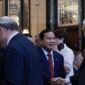 Menteri Pertahanan Prabowo Subianto berbincang akrab dengan PM Australia Anthony Albanese. (Dok. Tim Media Prabowo Subianto)