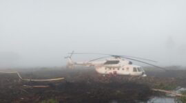 Helikopter BNPB melakukan pendaratan di area terbuka di lahan gambut Kelurahan Mendawai Seberang, Kabupaten Kotawaringin Barat. (Dok. BNPB) 
