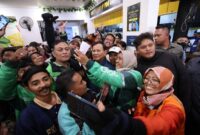 Ketua Umum Partai Gerindra Prabowo Subianto saat bersama Masyarakat. (Facbook.com/@Prabowo Subianto)
