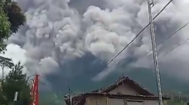 Gunung Merapi erupsi dan memuntahkan awan panas serta mengakibatkan hujan abu vulkanik. (Dok. BPBD Kabupaten Boyolali dan BPBD Provinsi Jawa Tengah)

