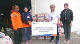 BRI Peduli bergerak cepat dengan melakukan penyaluran bantuan tanggap bencana bagi warga di Kab. Grobogan, Jawa Tengah terendam air sehingga warga harus mengungsi. (Dok. BRI)
