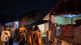 Sejumlah bangunan di tampak rusak akibat gempa berkekuatan M6,2 di Kabupaten Garut, pada Sabtu (27/4) malam. Dok. BPBD Kota Tasikmalaya)

