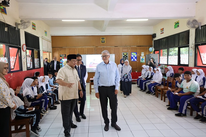 Presiden RI Prabowo Subianto dan tokoh filantropi dunia sekaligus pendiri Microsoft Bill Gates di SDN Jati 03 Pulogadung, Jakarta Timur. (Dok. Tim Media Prabowo)