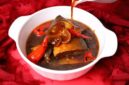 Hidangan sanga yang memikat dengan kuah kental berwarna kuning keemasan, menunjukkan kekayaan rempah alami yang digunakan dalam proses memasaknya. Potongan ikan segar tampak meresap sempurna dalam bumbu, siap memanjakan lidah setiap penikmatnya.