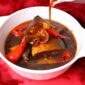 Hidangan sanga yang memikat dengan kuah kental berwarna kuning keemasan, menunjukkan kekayaan rempah alami yang digunakan dalam proses memasaknya. Potongan ikan segar tampak meresap sempurna dalam bumbu, siap memanjakan lidah setiap penikmatnya.