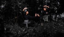 Seorang sesepuh suku Kutai menunjukkan salah satu jenis tumbuhan herbal yang banyak ditemukan di hutan Kalimantan. Ramuan-ramuan ini telah digunakan turun-temurun untuk menjaga kesehatan dan mengobati berbagai penyakit.