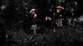 Seorang sesepuh suku Kutai menunjukkan salah satu jenis tumbuhan herbal yang banyak ditemukan di hutan Kalimantan. Ramuan-ramuan ini telah digunakan turun-temurun untuk menjaga kesehatan dan mengobati berbagai penyakit.