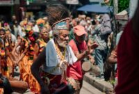 Penari Dayak Kenyah mengenakan kostum tradisional dan topeng Hudoq, menampilkan salah satu ritual adat paling sakral untuk memohon kesuburan dan menolak bala. Setiap detail kostum dan gerakan tarian menyimpan makna mendalam dari kepercayaan leluhur mereka.