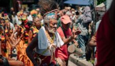 Penari Dayak Kenyah mengenakan kostum tradisional dan topeng Hudoq, menampilkan salah satu ritual adat paling sakral untuk memohon kesuburan dan menolak bala. Setiap detail kostum dan gerakan tarian menyimpan makna mendalam dari kepercayaan leluhur mereka.