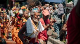 Penari Dayak Kenyah mengenakan kostum tradisional dan topeng Hudoq, menampilkan salah satu ritual adat paling sakral untuk memohon kesuburan dan menolak bala. Setiap detail kostum dan gerakan tarian menyimpan makna mendalam dari kepercayaan leluhur mereka.