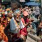 Penari Dayak Kenyah mengenakan kostum tradisional dan topeng Hudoq, menampilkan salah satu ritual adat paling sakral untuk memohon kesuburan dan menolak bala. Setiap detail kostum dan gerakan tarian menyimpan makna mendalam dari kepercayaan leluhur mereka.