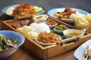 Tumpeng nasi kuning yang menjulang tinggi, dihiasi aneka lauk pauk, melambangkan kemakmuran dan rasa syukur dalam setiap perayaan penting masyarakat Indonesia. Hidangan ini bukan hanya lezat, tetapi juga kaya akan makna filosofis yang mendalam.