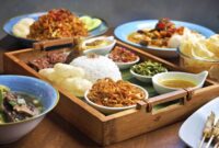 Tumpeng nasi kuning yang menjulang tinggi, dihiasi aneka lauk pauk, melambangkan kemakmuran dan rasa syukur dalam setiap perayaan penting masyarakat Indonesia. Hidangan ini bukan hanya lezat, tetapi juga kaya akan makna filosofis yang mendalam.