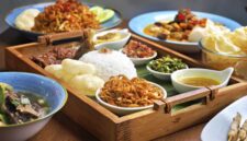 Tumpeng nasi kuning yang menjulang tinggi, dihiasi aneka lauk pauk, melambangkan kemakmuran dan rasa syukur dalam setiap perayaan penting masyarakat Indonesia. Hidangan ini bukan hanya lezat, tetapi juga kaya akan makna filosofis yang mendalam.