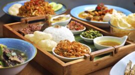 Tumpeng nasi kuning yang menjulang tinggi, dihiasi aneka lauk pauk, melambangkan kemakmuran dan rasa syukur dalam setiap perayaan penting masyarakat Indonesia. Hidangan ini bukan hanya lezat, tetapi juga kaya akan makna filosofis yang mendalam.