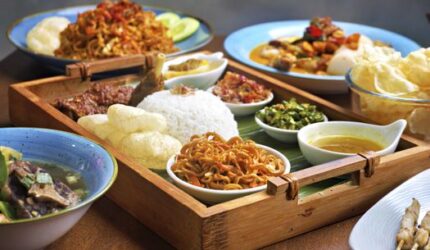 Nasi Kuning: Jejak Aroma Rempah dan Filosofi di Setiap Suapan