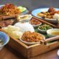 Tumpeng nasi kuning yang menjulang tinggi, dihiasi aneka lauk pauk, melambangkan kemakmuran dan rasa syukur dalam setiap perayaan penting masyarakat Indonesia. Hidangan ini bukan hanya lezat, tetapi juga kaya akan makna filosofis yang mendalam.