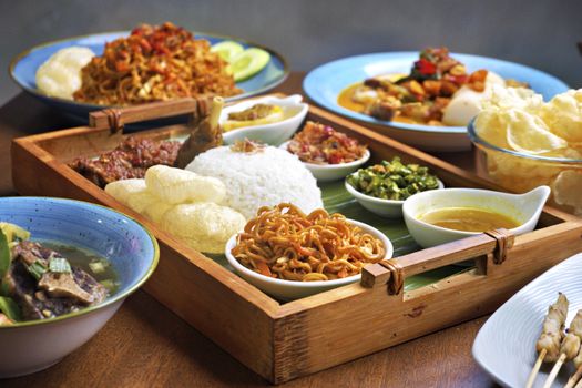 Tumpeng nasi kuning yang menjulang tinggi, dihiasi aneka lauk pauk, melambangkan kemakmuran dan rasa syukur dalam setiap perayaan penting masyarakat Indonesia. Hidangan ini bukan hanya lezat, tetapi juga kaya akan makna filosofis yang mendalam.