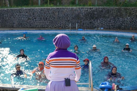 Seorang dokter sedang memberikan konsultasi kepada pasien di sebuah fasilitas kesehatan modern di Kalimantan Timur, merefleksikan upaya peningkatan layanan medis di tengah pesatnya pembangunan daerah.