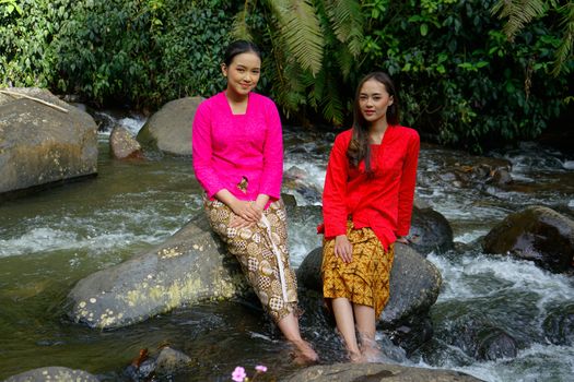 Seorang model mengenakan busana modern dengan motif batik khas Kalimantan Timur yang kontemporer, menunjukkan perpaduan apik antara warisan budaya dan tren fesyen masa kini. Gambar ini merefleksikan bagaimana batik Kaltim telah bertransformasi menjadi pilihan gaya yang elegan dan modern.