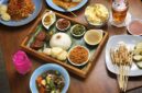 Sepiring nasi kuning tumpeng lengkap dengan aneka lauk pauk tradisional Indonesia yang menggugah selera, menampilkan kekayaan rempah dan filosofi budaya dalam setiap sajian. Hidangan ini seringkali menjadi pusat perhatian dalam berbagai acara syukuran dan perayaan penting di seluruh Nusantara.