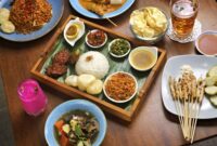Sepiring nasi kuning tumpeng lengkap dengan aneka lauk pauk tradisional Indonesia yang menggugah selera, menampilkan kekayaan rempah dan filosofi budaya dalam setiap sajian. Hidangan ini seringkali menjadi pusat perhatian dalam berbagai acara syukuran dan perayaan penting di seluruh Nusantara.