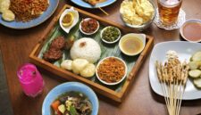 Sepiring nasi kuning tumpeng lengkap dengan aneka lauk pauk tradisional Indonesia yang menggugah selera, menampilkan kekayaan rempah dan filosofi budaya dalam setiap sajian. Hidangan ini seringkali menjadi pusat perhatian dalam berbagai acara syukuran dan perayaan penting di seluruh Nusantara.