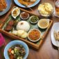 Sepiring nasi kuning tumpeng lengkap dengan aneka lauk pauk tradisional Indonesia yang menggugah selera, menampilkan kekayaan rempah dan filosofi budaya dalam setiap sajian. Hidangan ini seringkali menjadi pusat perhatian dalam berbagai acara syukuran dan perayaan penting di seluruh Nusantara.