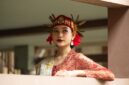 Seorang model mengenakan busana modern dengan motif batik khas Dayak Kalimantan Timur, menunjukkan perpaduan apik antara warisan budaya dan tren fesyen kontemporer yang elegan. Desain ini merefleksikan inovasi perajin lokal dalam membawa kearifan tradisional ke pasar global.