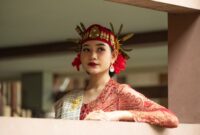 Seorang model mengenakan busana modern dengan motif batik khas Dayak Kalimantan Timur, menunjukkan perpaduan apik antara warisan budaya dan tren fesyen kontemporer yang elegan. Desain ini merefleksikan inovasi perajin lokal dalam membawa kearifan tradisional ke pasar global.