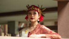Seorang model mengenakan busana modern dengan motif batik khas Dayak Kalimantan Timur, menunjukkan perpaduan apik antara warisan budaya dan tren fesyen kontemporer yang elegan. Desain ini merefleksikan inovasi perajin lokal dalam membawa kearifan tradisional ke pasar global.