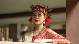 Seorang model mengenakan busana modern dengan motif batik khas Dayak Kalimantan Timur, menunjukkan perpaduan apik antara warisan budaya dan tren fesyen kontemporer yang elegan. Desain ini merefleksikan inovasi perajin lokal dalam membawa kearifan tradisional ke pasar global.
