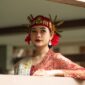 Seorang model mengenakan busana modern dengan motif batik khas Dayak Kalimantan Timur, menunjukkan perpaduan apik antara warisan budaya dan tren fesyen kontemporer yang elegan. Desain ini merefleksikan inovasi perajin lokal dalam membawa kearifan tradisional ke pasar global.