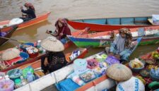 Pemandangan dari udara menunjukkan kelokan megah Sungai Mahakam yang membelah hutan hijau Kalimantan Timur, memperlihatkan betapa luas dan vitalnya aliran sungai ini bagi lanskap sekitarnya. Perahu-perahu kecil tampak bergerak perlahan, menjadi saksi bisu denyut kehidupan di salah satu sungai terpanjang di Indonesia.