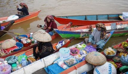 Mahakam, Nadi Kehidupan Borneo: Kisah Perjalanan Ribuan Kilometer