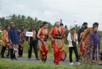 Para penari mengenakan busana adat khas Kutai Kartanegara saat menampilkan tarian tradisional dalam rangkaian Pesta Erau yang penuh warna di Tenggarong. Gerakan gemulai dan kostum megah merefleksikan kekayaan budaya Kesultanan Kutai Kartanegara.