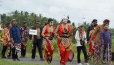 Para penari mengenakan busana adat khas Kutai Kartanegara saat menampilkan tarian tradisional dalam rangkaian Pesta Erau yang penuh warna di Tenggarong. Gerakan gemulai dan kostum megah merefleksikan kekayaan budaya Kesultanan Kutai Kartanegara.