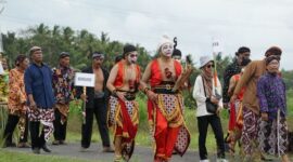 Para penari mengenakan busana adat khas Kutai Kartanegara saat menampilkan tarian tradisional dalam rangkaian Pesta Erau yang penuh warna di Tenggarong. Gerakan gemulai dan kostum megah merefleksikan kekayaan budaya Kesultanan Kutai Kartanegara.