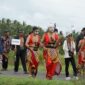 Para penari mengenakan busana adat khas Kutai Kartanegara saat menampilkan tarian tradisional dalam rangkaian Pesta Erau yang penuh warna di Tenggarong. Gerakan gemulai dan kostum megah merefleksikan kekayaan budaya Kesultanan Kutai Kartanegara.