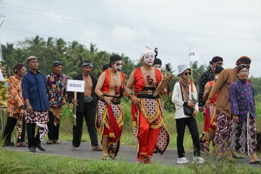 Para penari mengenakan busana adat khas Kutai Kartanegara saat menampilkan tarian tradisional dalam rangkaian Pesta Erau yang penuh warna di Tenggarong. Gerakan gemulai dan kostum megah merefleksikan kekayaan budaya Kesultanan Kutai Kartanegara.