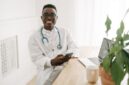 Seorang dokter sedang memberikan konsultasi kepada pasien di klinik desa, menunjukkan upaya pelayanan kesehatan dasar yang krusial di wilayah-wilayah terpencil Kalimantan Timur. Gambar ini merefleksikan pentingnya akses kesehatan yang merata di tengah pembangunan pesat.