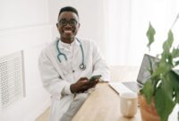 Seorang dokter sedang memberikan konsultasi kepada pasien di klinik desa, menunjukkan upaya pelayanan kesehatan dasar yang krusial di wilayah-wilayah terpencil Kalimantan Timur. Gambar ini merefleksikan pentingnya akses kesehatan yang merata di tengah pembangunan pesat.