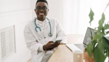 Seorang dokter sedang memberikan konsultasi kepada pasien di klinik desa, menunjukkan upaya pelayanan kesehatan dasar yang krusial di wilayah-wilayah terpencil Kalimantan Timur. Gambar ini merefleksikan pentingnya akses kesehatan yang merata di tengah pembangunan pesat.
