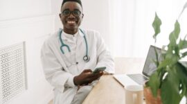 Seorang dokter sedang memberikan konsultasi kepada pasien di klinik desa, menunjukkan upaya pelayanan kesehatan dasar yang krusial di wilayah-wilayah terpencil Kalimantan Timur. Gambar ini merefleksikan pentingnya akses kesehatan yang merata di tengah pembangunan pesat.