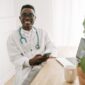 Seorang dokter sedang memberikan konsultasi kepada pasien di klinik desa, menunjukkan upaya pelayanan kesehatan dasar yang krusial di wilayah-wilayah terpencil Kalimantan Timur. Gambar ini merefleksikan pentingnya akses kesehatan yang merata di tengah pembangunan pesat.
