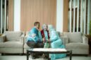 Seorang dokter sedang memberikan penyuluhan kesehatan kepada masyarakat di salah satu fasilitas kesehatan di Kalimantan Timur, menunjukkan komitmen terhadap peningkatan kualitas kesehatan di tengah persiapan IKN Nusantara. Pembangunan fasilitas modern dan pelatihan tenaga medis menjadi krusial untuk mendukung visi kesehatan berkelanjutan di masa depan.
