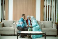 Seorang dokter sedang memberikan penyuluhan kesehatan kepada masyarakat di salah satu fasilitas kesehatan di Kalimantan Timur, menunjukkan komitmen terhadap peningkatan kualitas kesehatan di tengah persiapan IKN Nusantara. Pembangunan fasilitas modern dan pelatihan tenaga medis menjadi krusial untuk mendukung visi kesehatan berkelanjutan di masa depan.