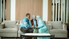 Seorang dokter sedang memberikan penyuluhan kesehatan kepada masyarakat di salah satu fasilitas kesehatan di Kalimantan Timur, menunjukkan komitmen terhadap peningkatan kualitas kesehatan di tengah persiapan IKN Nusantara. Pembangunan fasilitas modern dan pelatihan tenaga medis menjadi krusial untuk mendukung visi kesehatan berkelanjutan di masa depan.