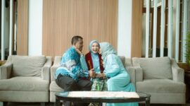 Seorang dokter sedang memberikan penyuluhan kesehatan kepada masyarakat di salah satu fasilitas kesehatan di Kalimantan Timur, menunjukkan komitmen terhadap peningkatan kualitas kesehatan di tengah persiapan IKN Nusantara. Pembangunan fasilitas modern dan pelatihan tenaga medis menjadi krusial untuk mendukung visi kesehatan berkelanjutan di masa depan.